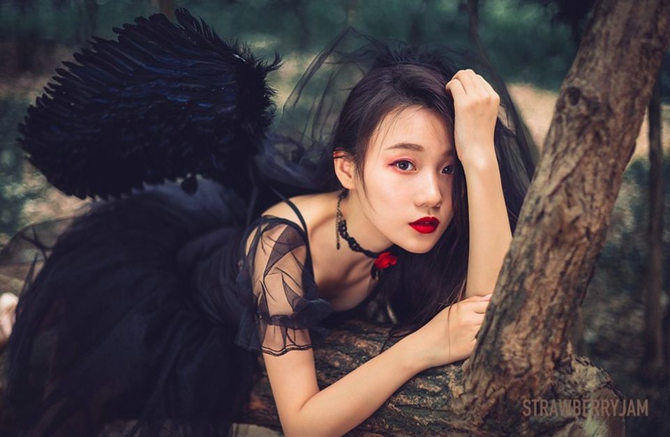 冷艳神秘红唇美女御姐森林系个人写真艺术性感图片