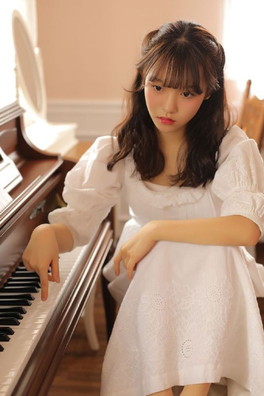 文学女孩纱裙钢琴室优雅迷人少女写真