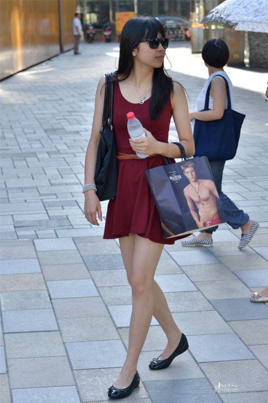 红色短裙美女时尚街拍照