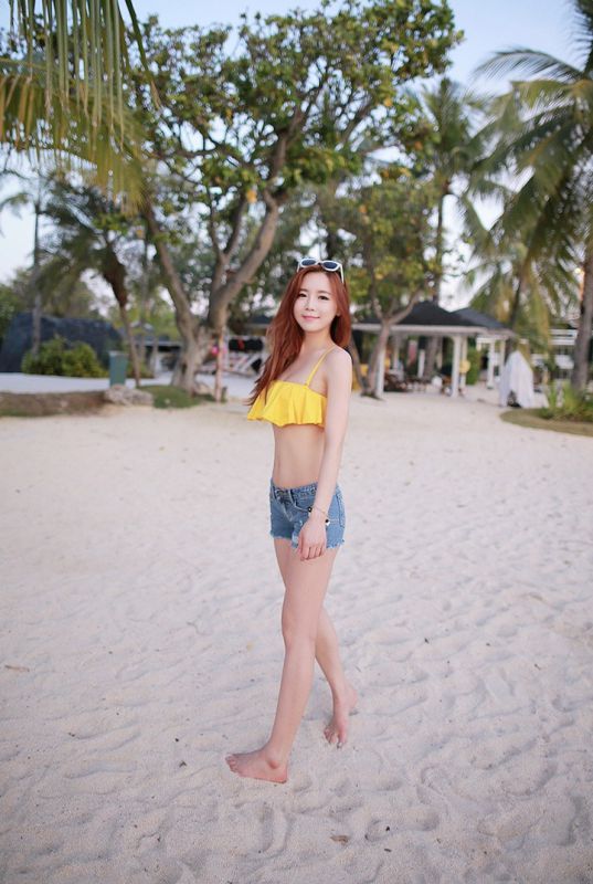 夏日沙滩风情美女比基尼热裤长腿女孩写真
