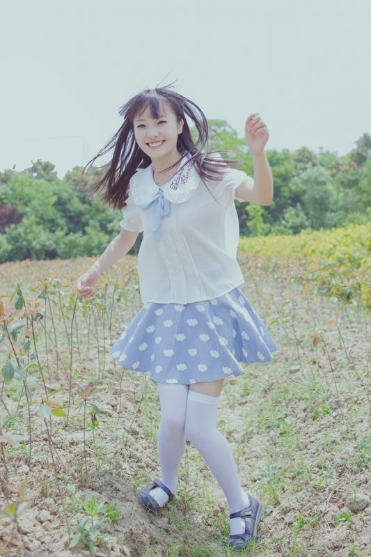 日系美女户外短裙写真笑容甜美迷人