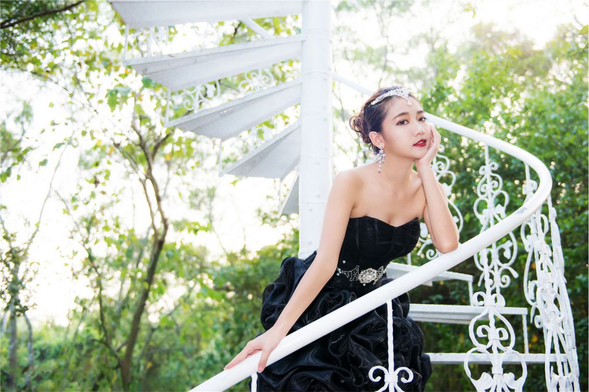 台湾气质美女许庆琳黑色长裙写真图
