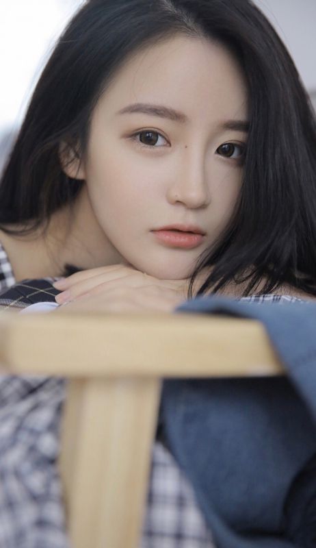 韩国星二代美少女居家背带裤白嫩氧气室内写真