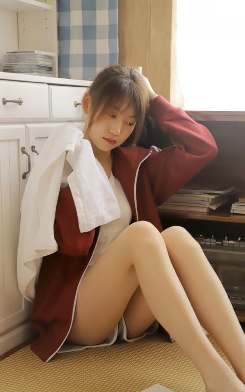日本运动服美女性感制服诱惑美腿玉足白嫩酥胸写真