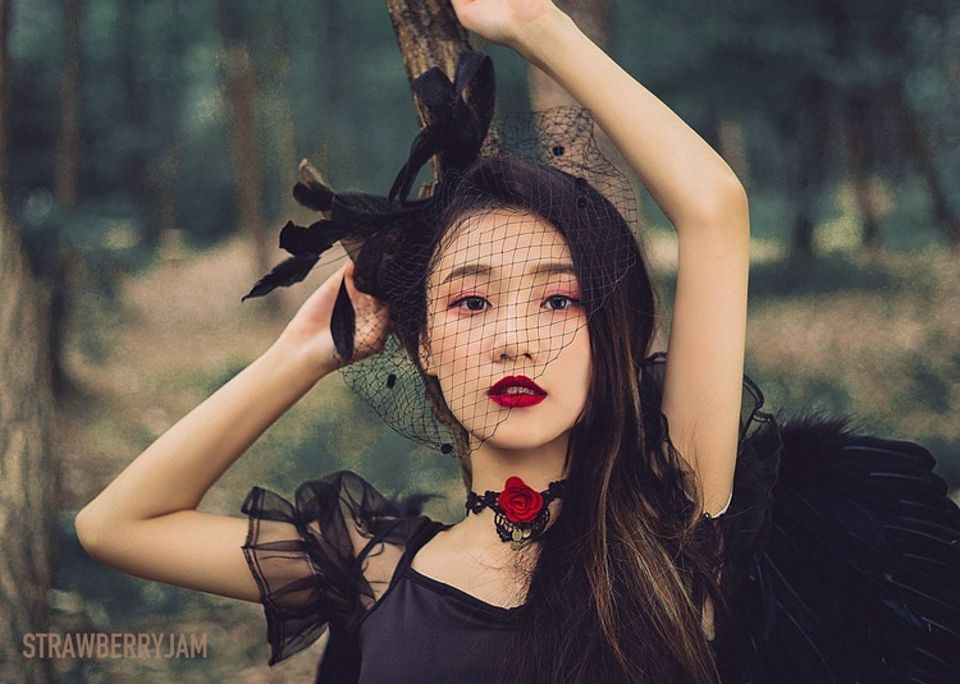 冷艳神秘红唇美女御姐森林系个人写真艺术性感图片