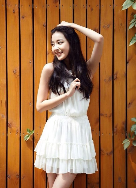 演员米露清新白裙迷人写真照