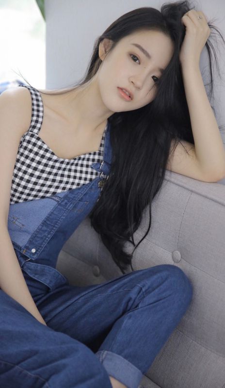 韩国星二代美少女居家背带裤白嫩氧气室内写真