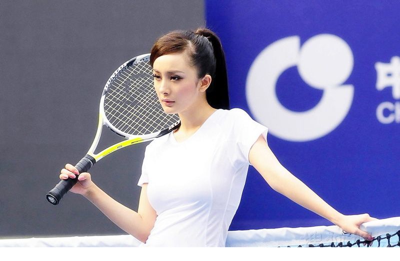 杨幂化身网球女郎拍摄青春活力写真