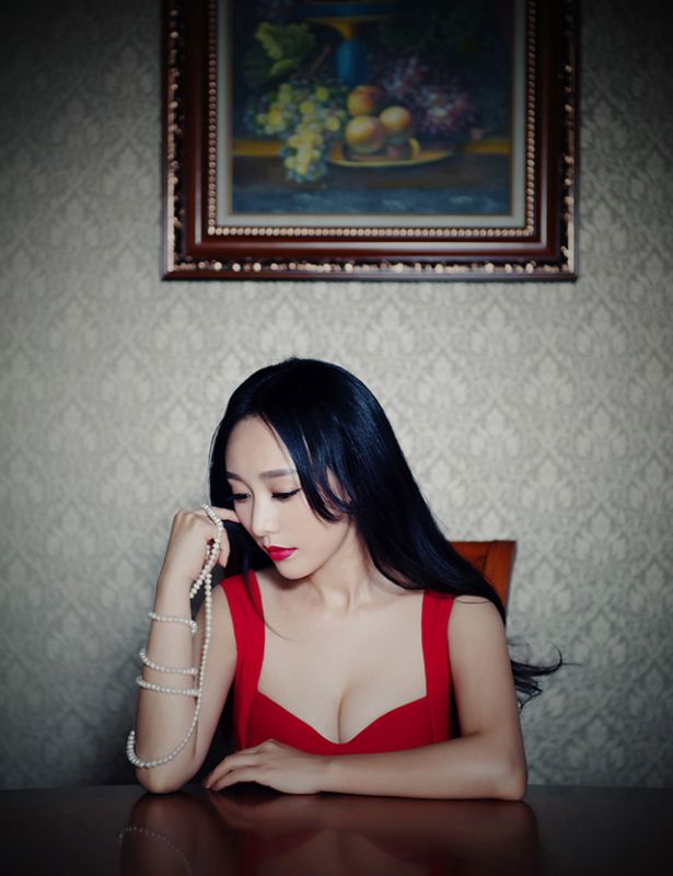 韩一菲性感红裙迷人写真照