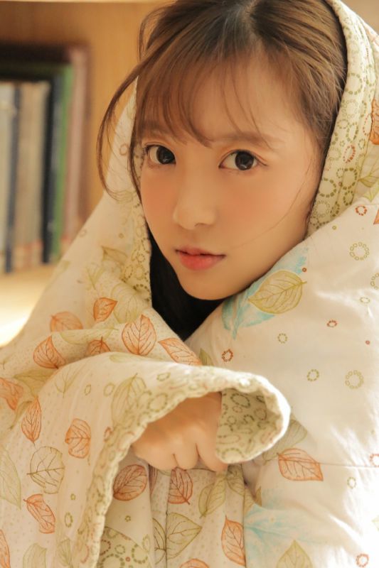 日系慵懒女孩居家睡衣诱惑可爱萌妹子写真图片