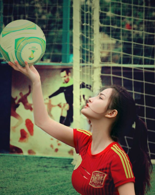 美女明星朱韵淇变身足球宝贝