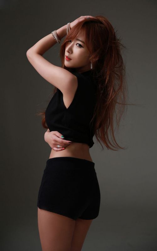 韩国美女翘臀图片 韩国翘臀美女敏雅黑色运动装性感写真