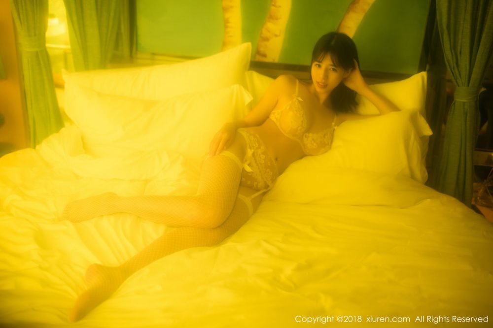 成人黄色美女趴床张开阴口性感姿势大胆情趣写真
