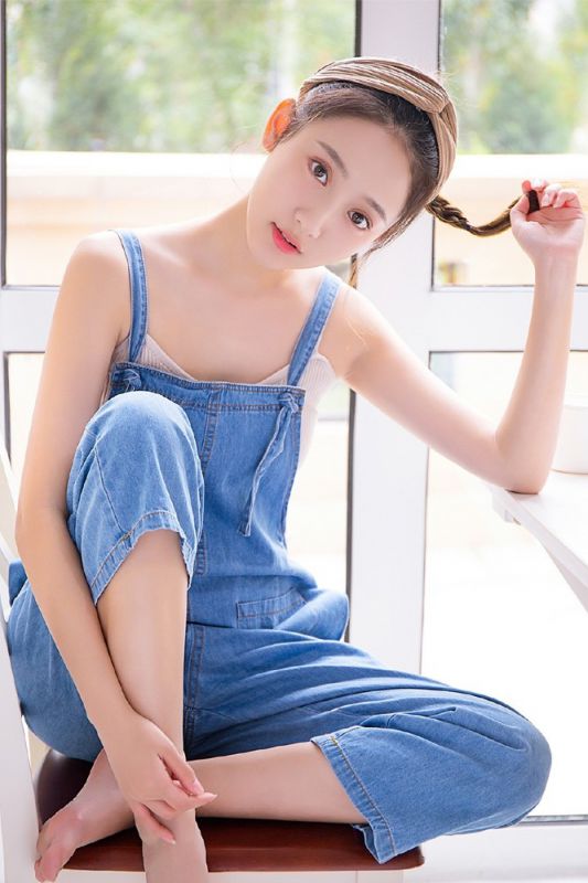 韩国小清新女孩吊带牛仔裤养眼惊艳气质写真