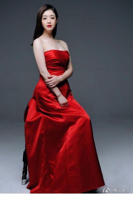 中国美女明星蒋欣气质红裙尽显熟女风范