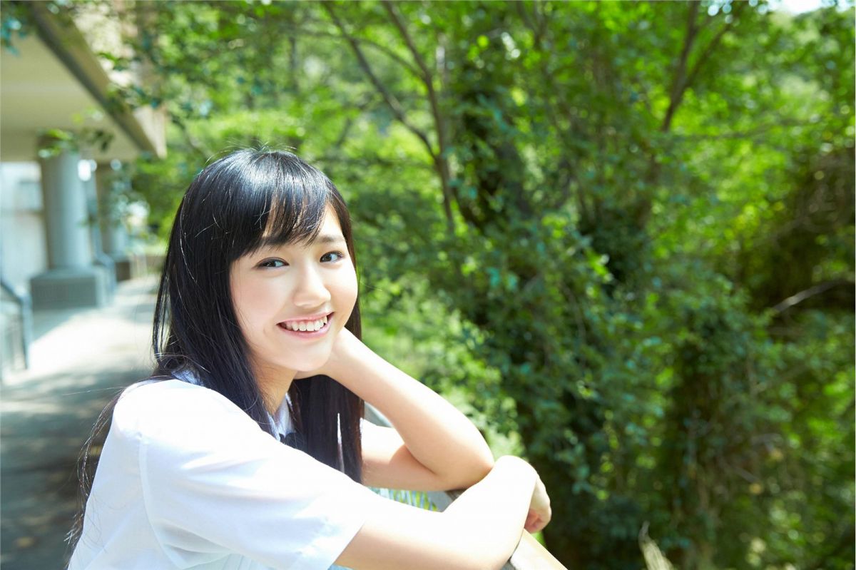 日本学生制服美女户外清纯图片