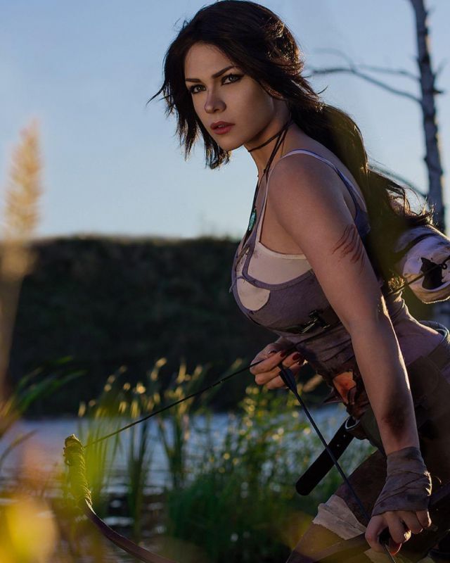欧美美女cosplay穿着裙子在野战户外性感图片
