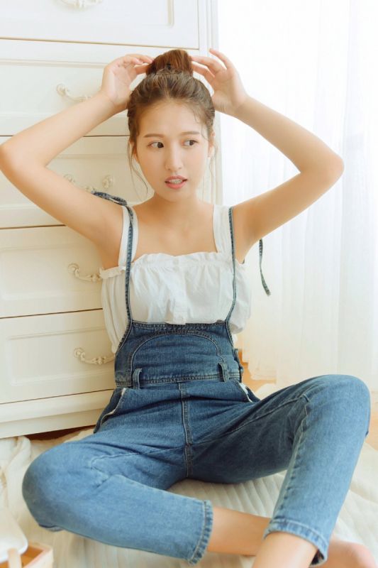 韩国牛乳女孩牛仔裤白嫩素人写真图片