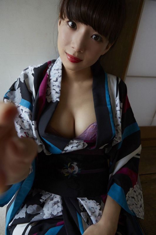 日本爆乳家政熟妇白皙肉感的身体蕾丝内衣写真