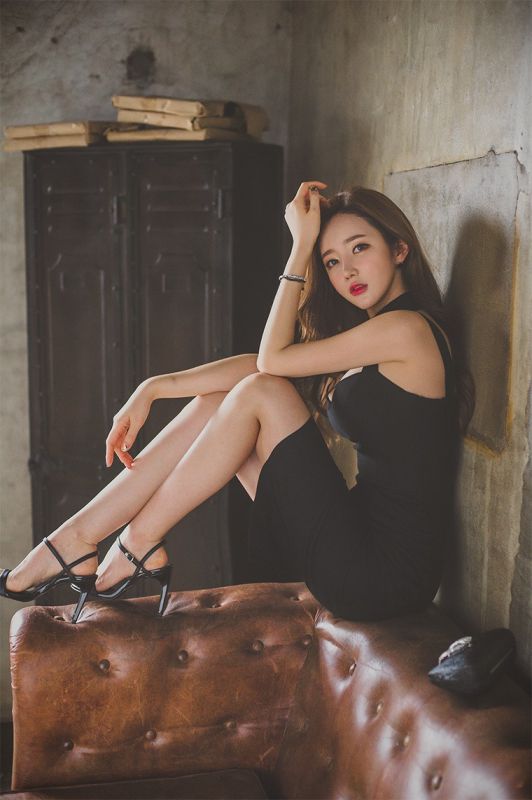 韩国美女长腿高跟火辣包臀爆乳深沟写真