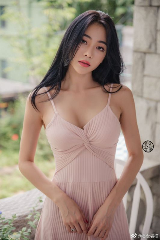 韩国美女名媛优雅冷艳吊带露乳沟短裙性感写真
