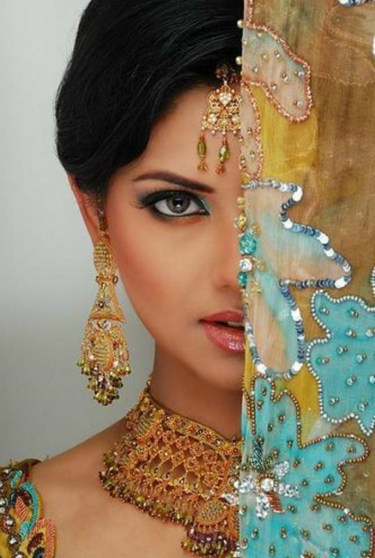 烈焰红唇印度新娘妩媚私房照