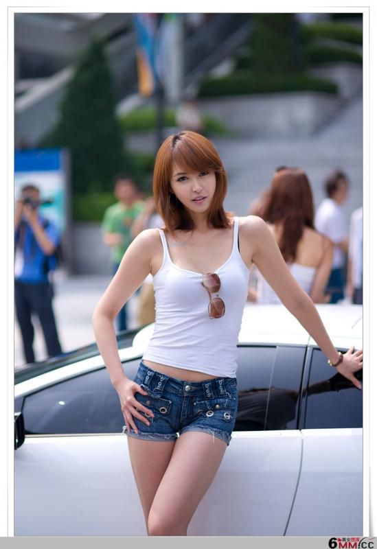 韩国车模白色上衣气质迷人