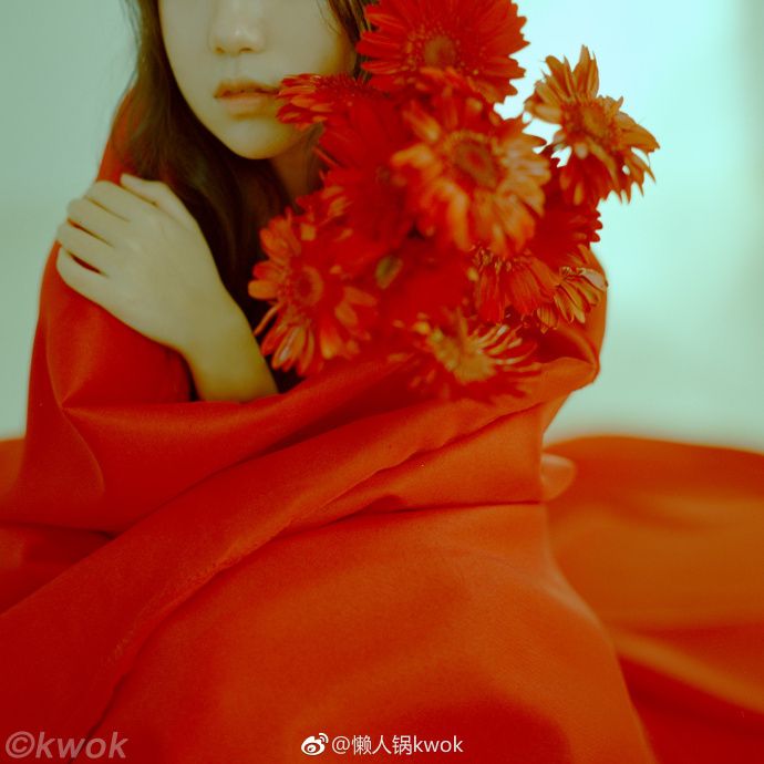 唯美吊带红裙美女嫩模妖娆人体艺术写真
