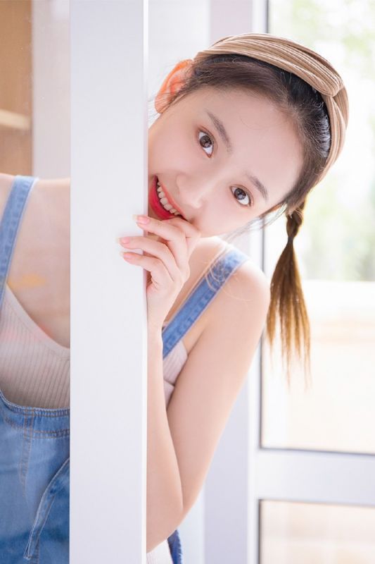 韩国小清新女孩吊带牛仔裤养眼惊艳气质写真