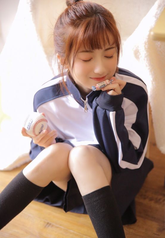 日本混血美女私房运动服清纯养眼黑丝美腿写真