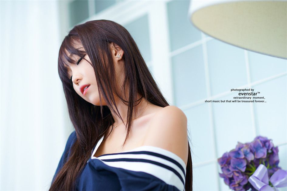 韩国美女李恩慧时尚写真秀迷人乳沟