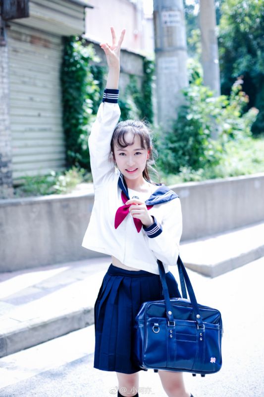 日本校园学生妹黑丝水手服绝对领域诱惑美女写真