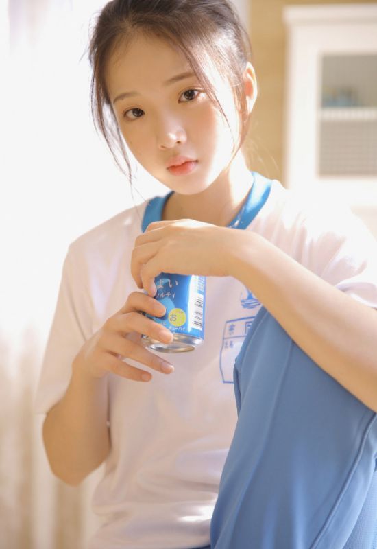 日本清纯盐系少女运动服白嫩贫乳美女写真