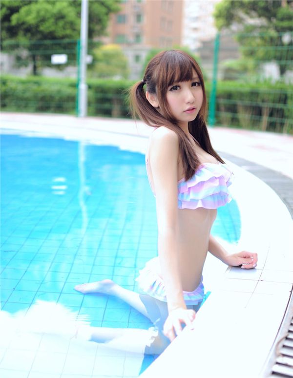 日本少女丰满泳装诱惑写照