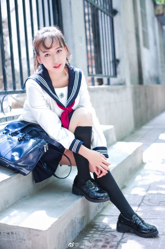 日本校园学生妹黑丝水手服绝对领域诱惑美女写真