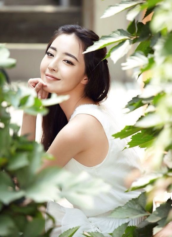 演员米露清新白裙迷人写真照