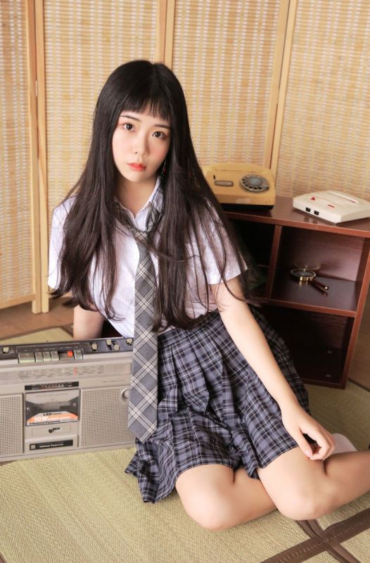 日本长发美女御姐jk制服短裙大胆人体艺术写真