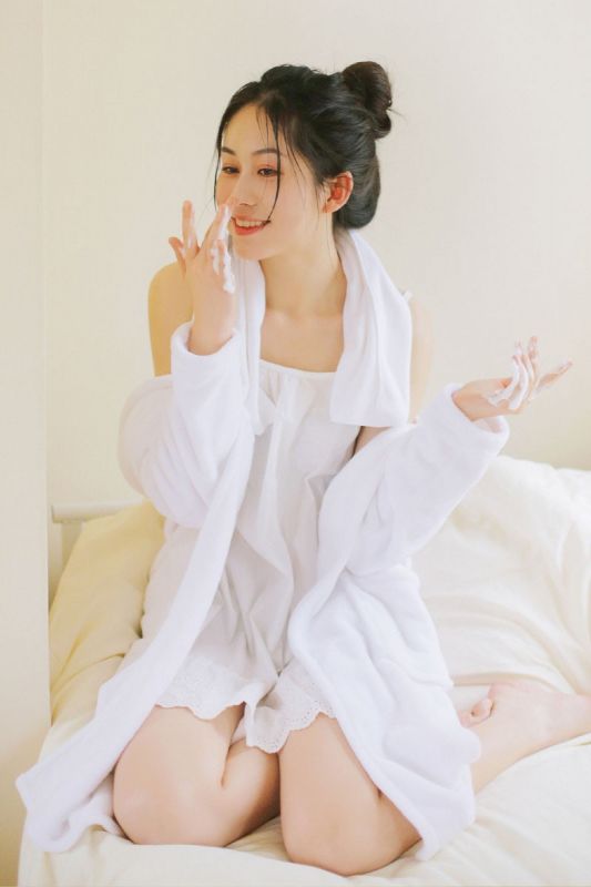 氧气少女泡沫澡浴巾床上大胆性感美女写真