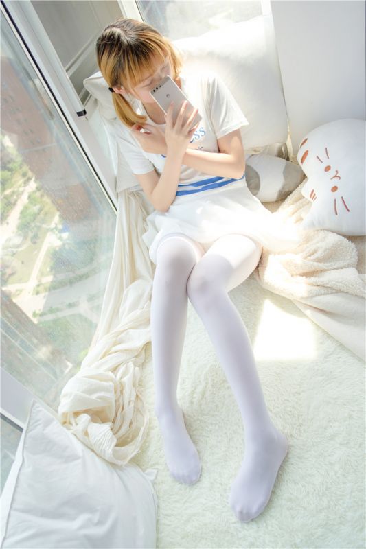 [萝莉控]白色短裙下的白丝美腿[94P]