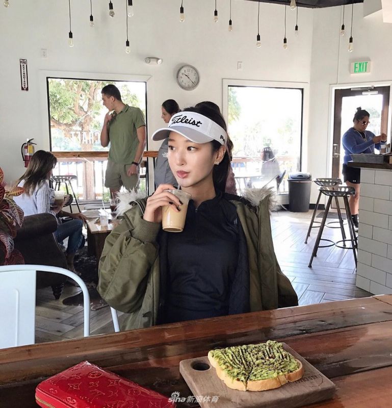 韩国美女模特打高尔夫 逆天长腿吸睛[25P]