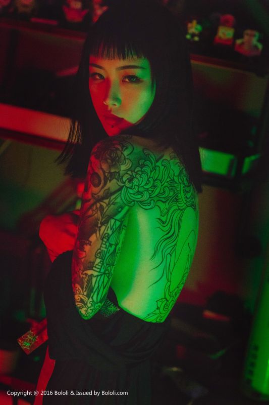 王思匀 - 纹身少女的风情 写真套图