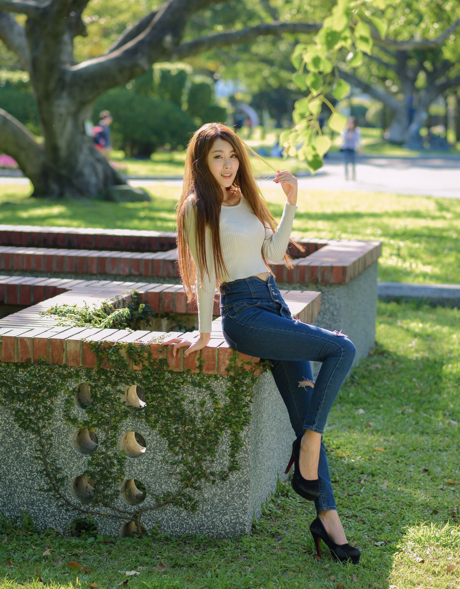 [台湾美女] Miso夏晴 - 公园牛仔紧身裤美腿写真套图
