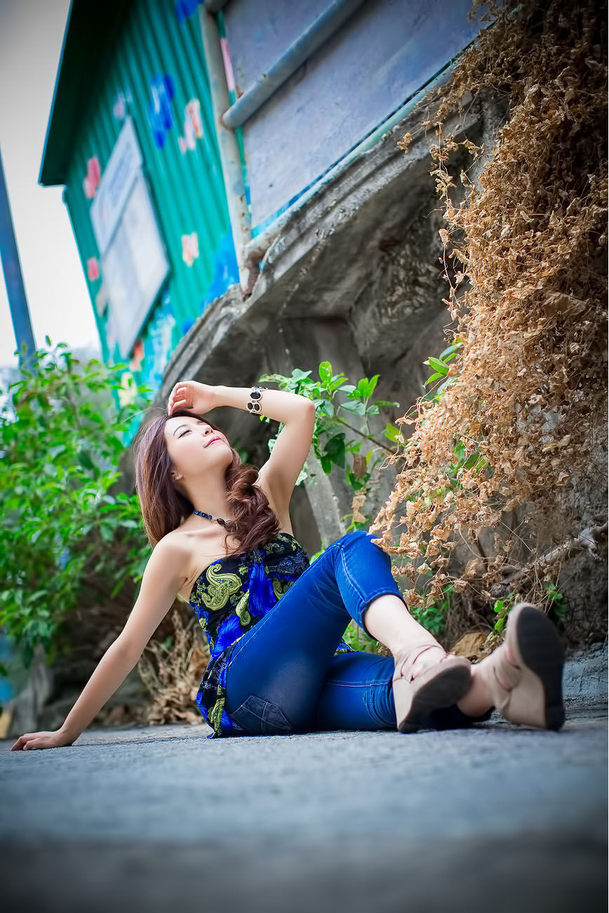 [台湾美女] 超跑女神大眼正妹张齐郡 - 炫彩外拍 写真图片