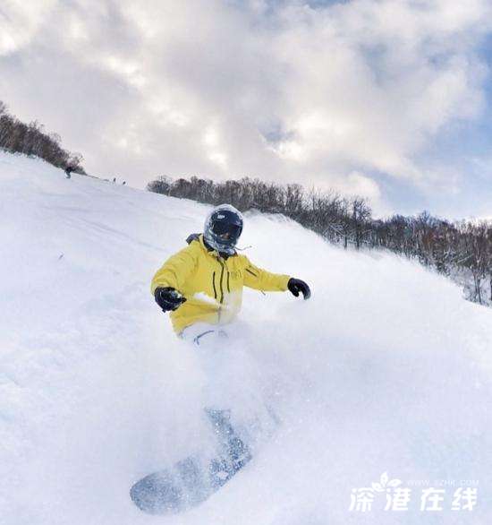 王思聪北海道开心晒滑雪照 脚踩单板大秀滑雪技术
