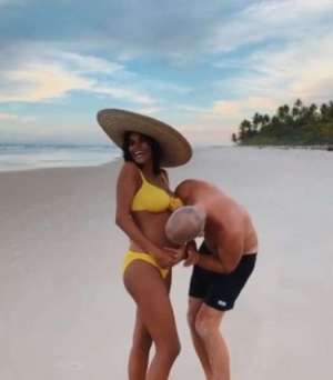 52岁文森特宣布嫩模妻子怀孕 两人沙滩相拥秀恩爱