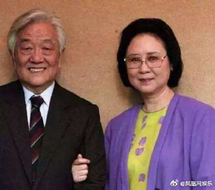 琼瑶丈夫平鑫涛去世 她以花葬方式送他最后一程