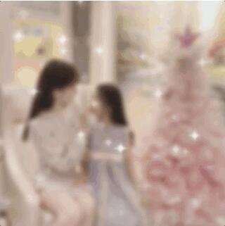 李小璐圣诞节晒与女儿同框视频 画面温馨甜馨可爱