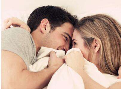  相拥亲吻可以有效改善情侣间的性关系