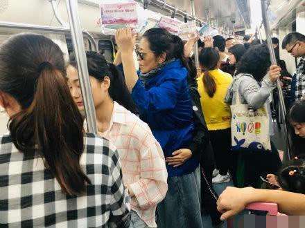 倪萍挤地铁被偶遇 经纪人：为减少邀请方麻烦