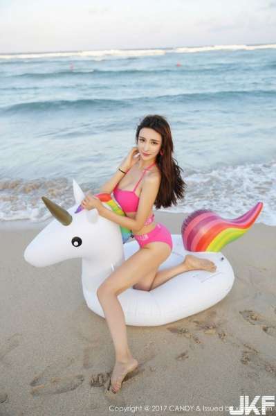 嫩模伊莉娜巴厘岛旅拍沙滩边红色性感比基尼秀完美身材写真